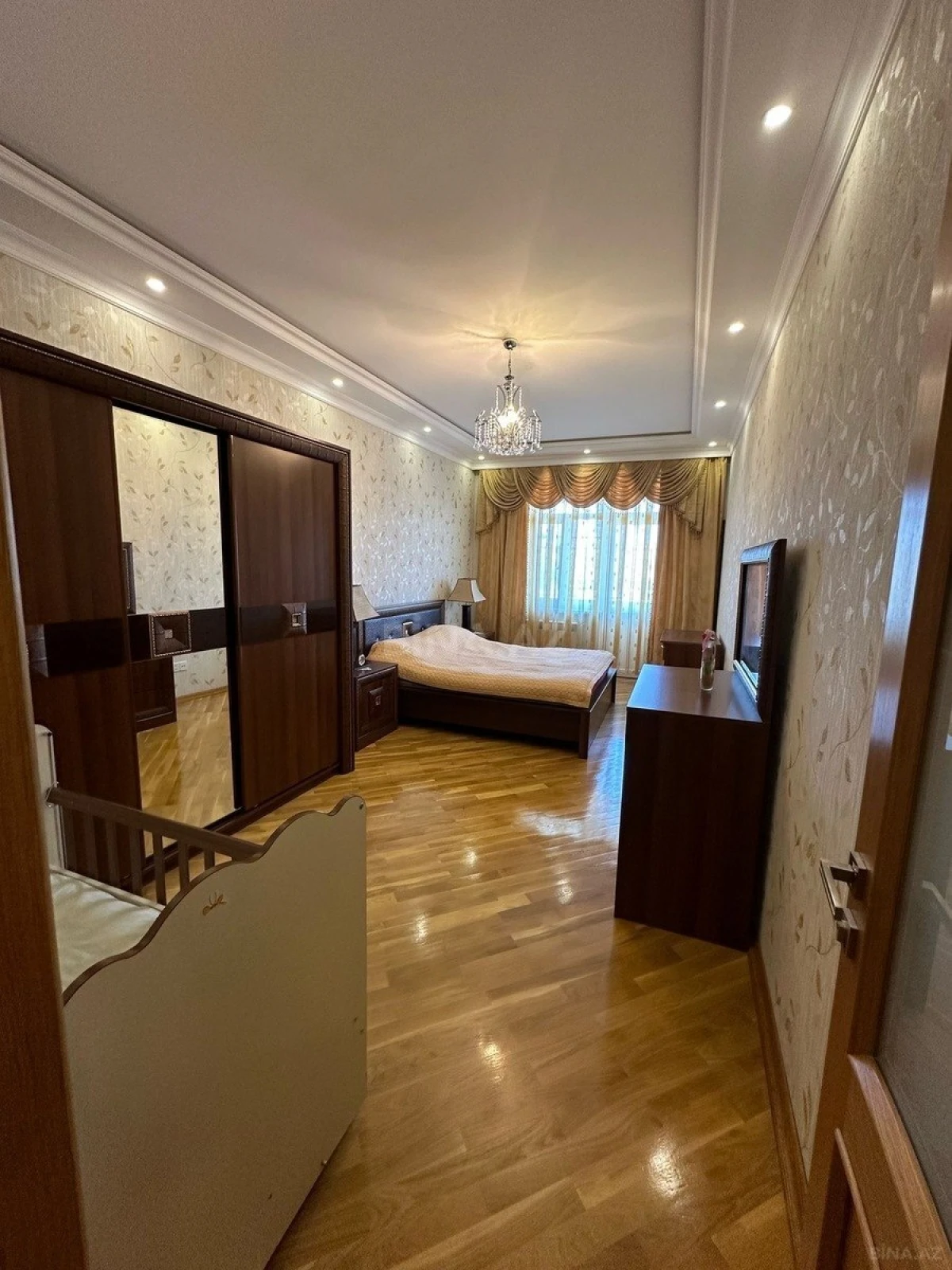 Kirayə verilir 2 otaqlı mənzil 107 m²