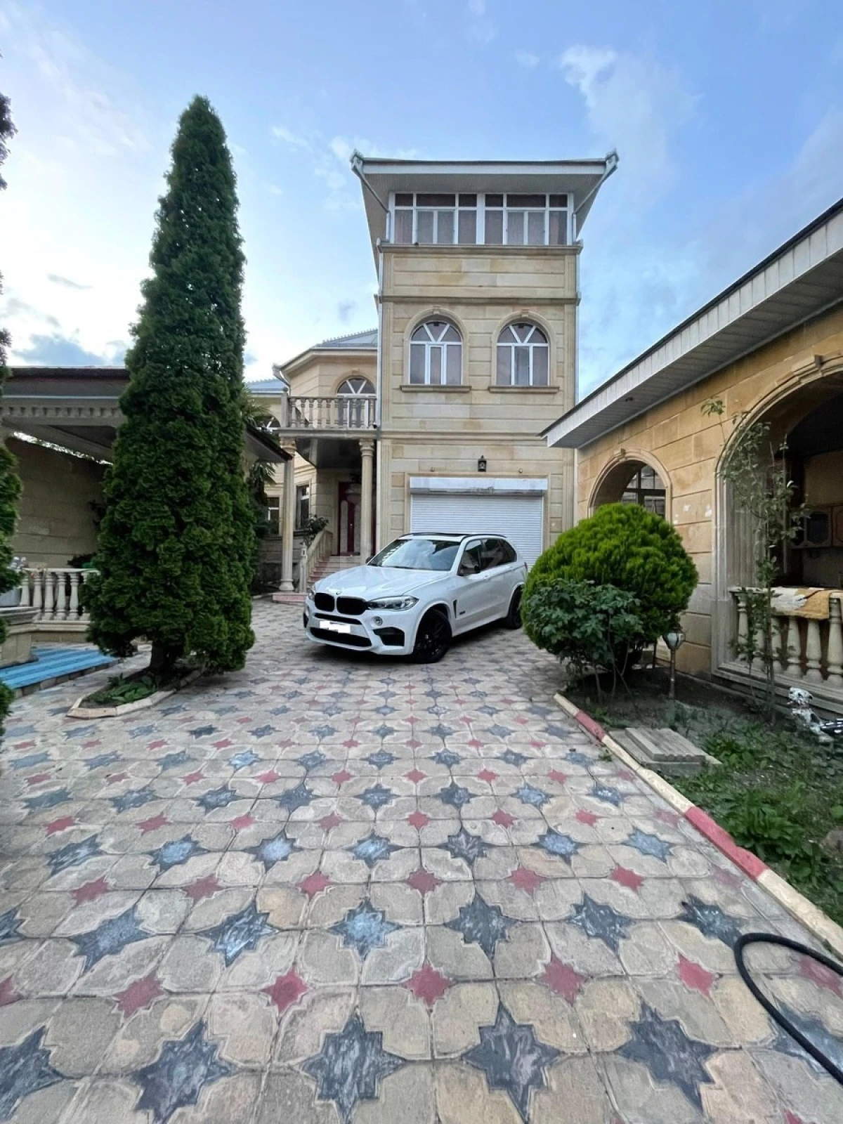 Satılır 10 otaqlı həyət evi 400 m²
