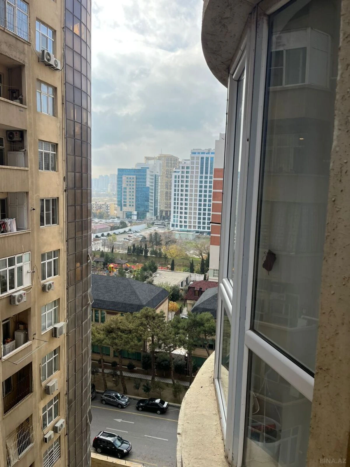 Satılır 3 otaqlı mənzil 135 m²
