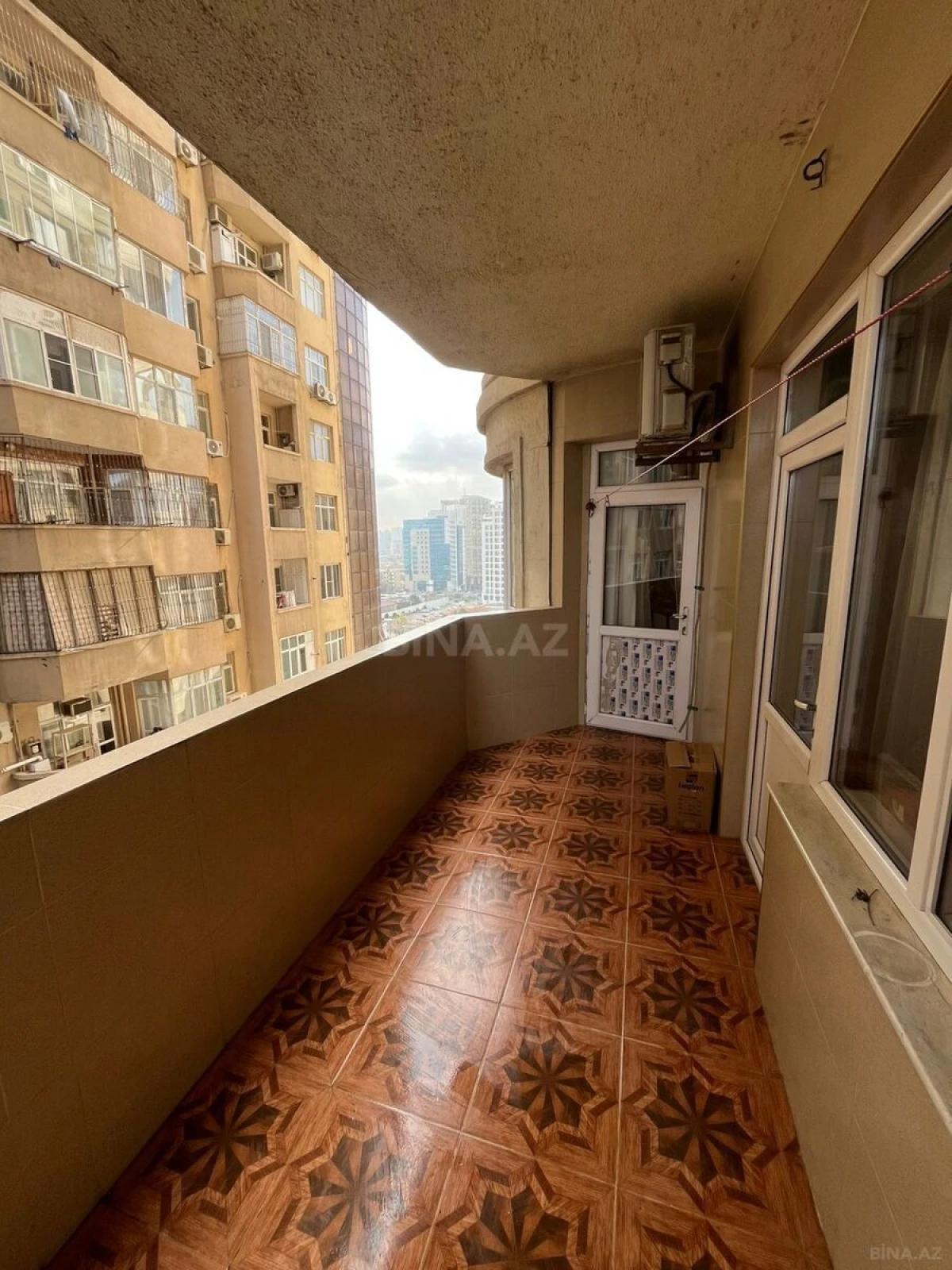 Satılır 3 otaqlı mənzil 135 m²