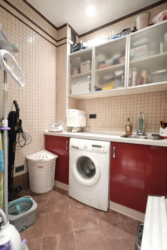 Satılır 4 otaqlı mənzil 196 m²