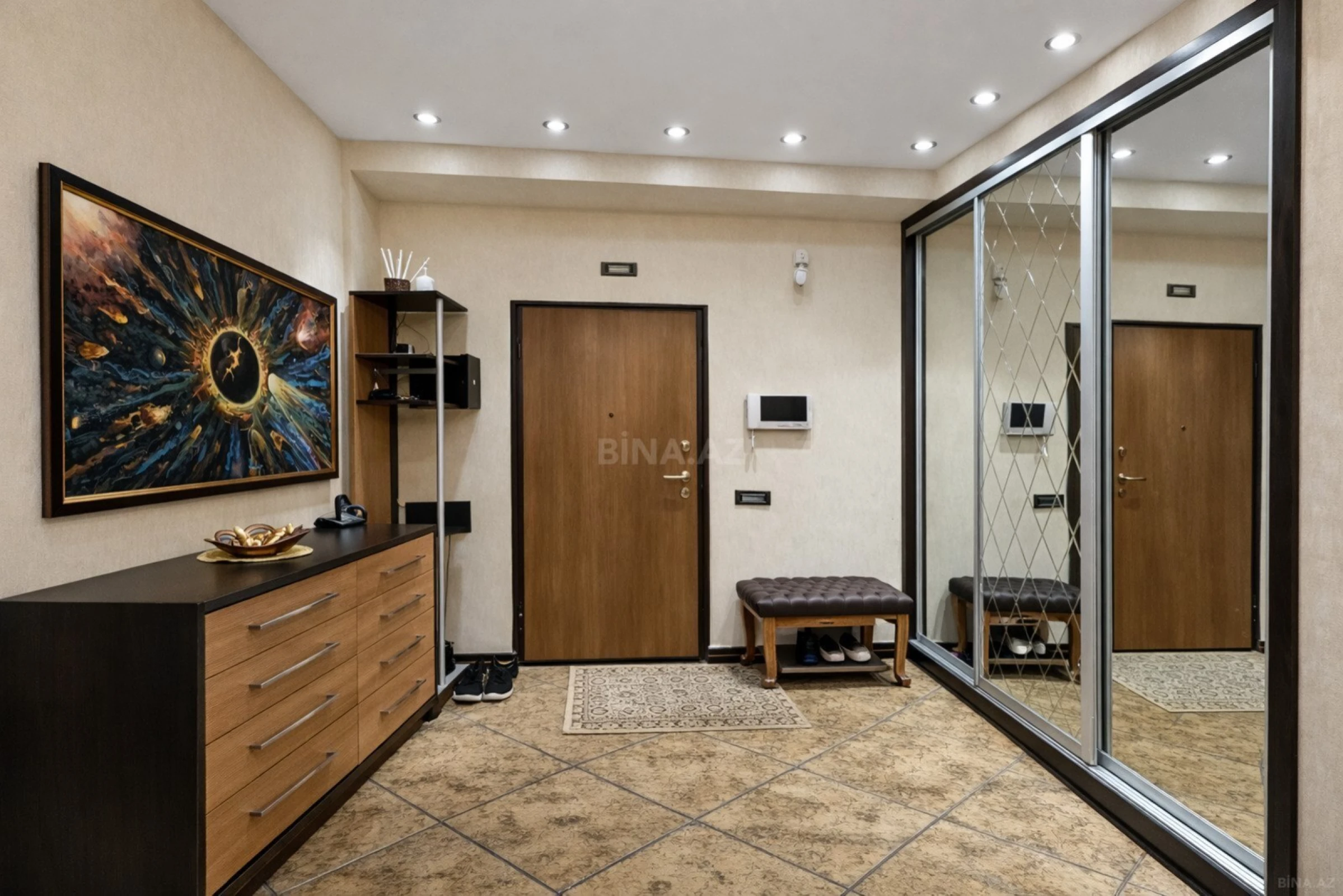 Satılır 4 otaqlı mənzil 196 m²