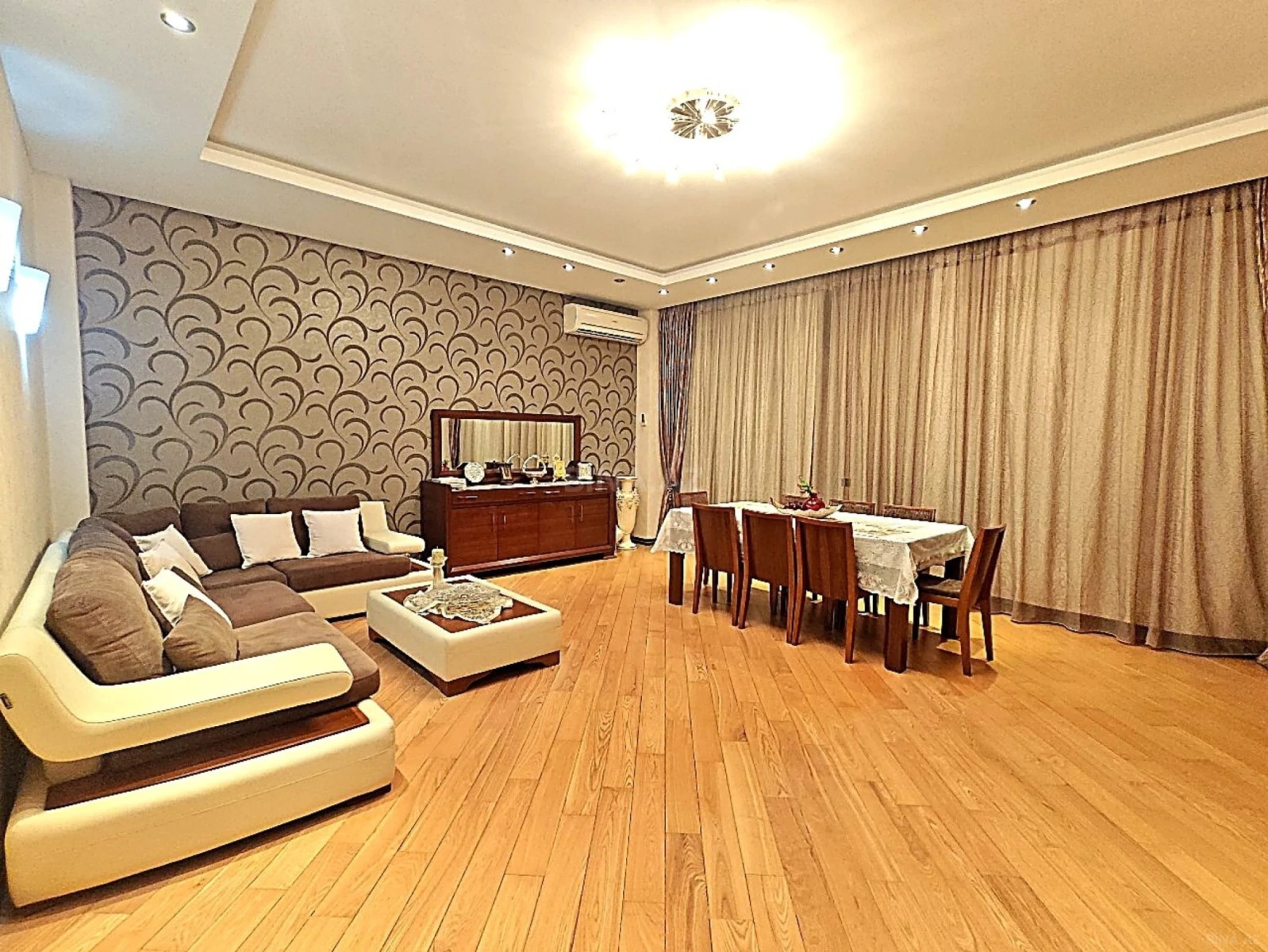 Satılır 4 otaqlı mənzil 196 m²