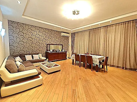 Satılır 4 otaqlı mənzil 196 m²