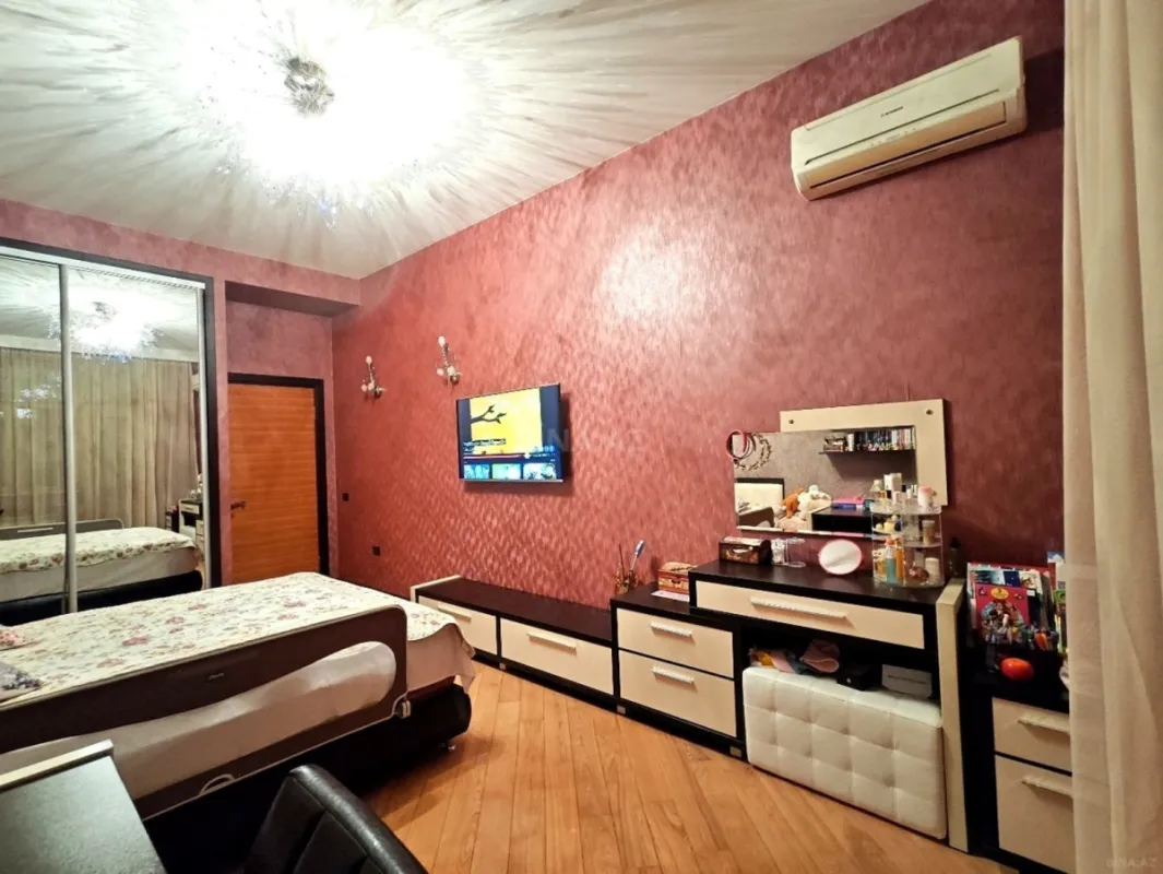 Satılır 4 otaqlı mənzil 196 m²