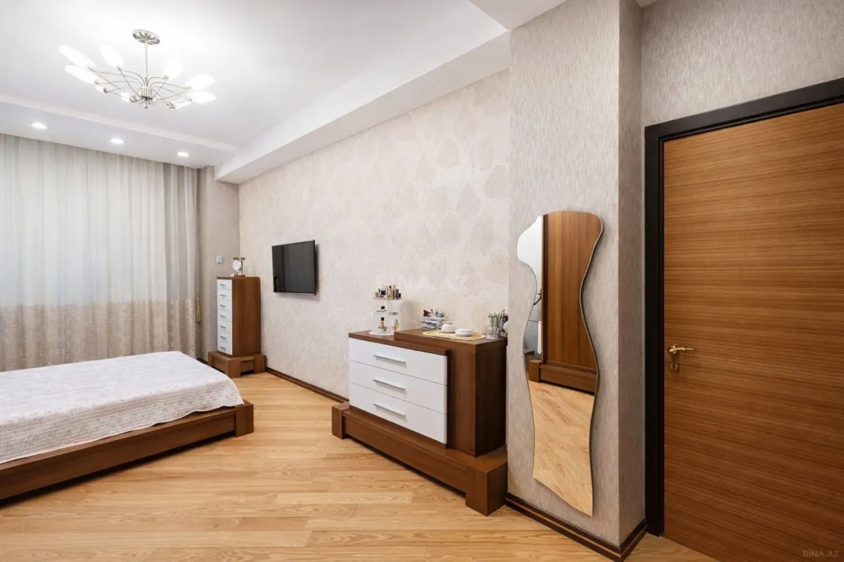 Satılır 4 otaqlı mənzil 196 m²