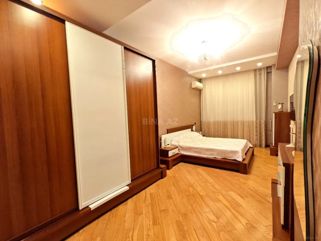 Satılır 4 otaqlı mənzil 196 m²