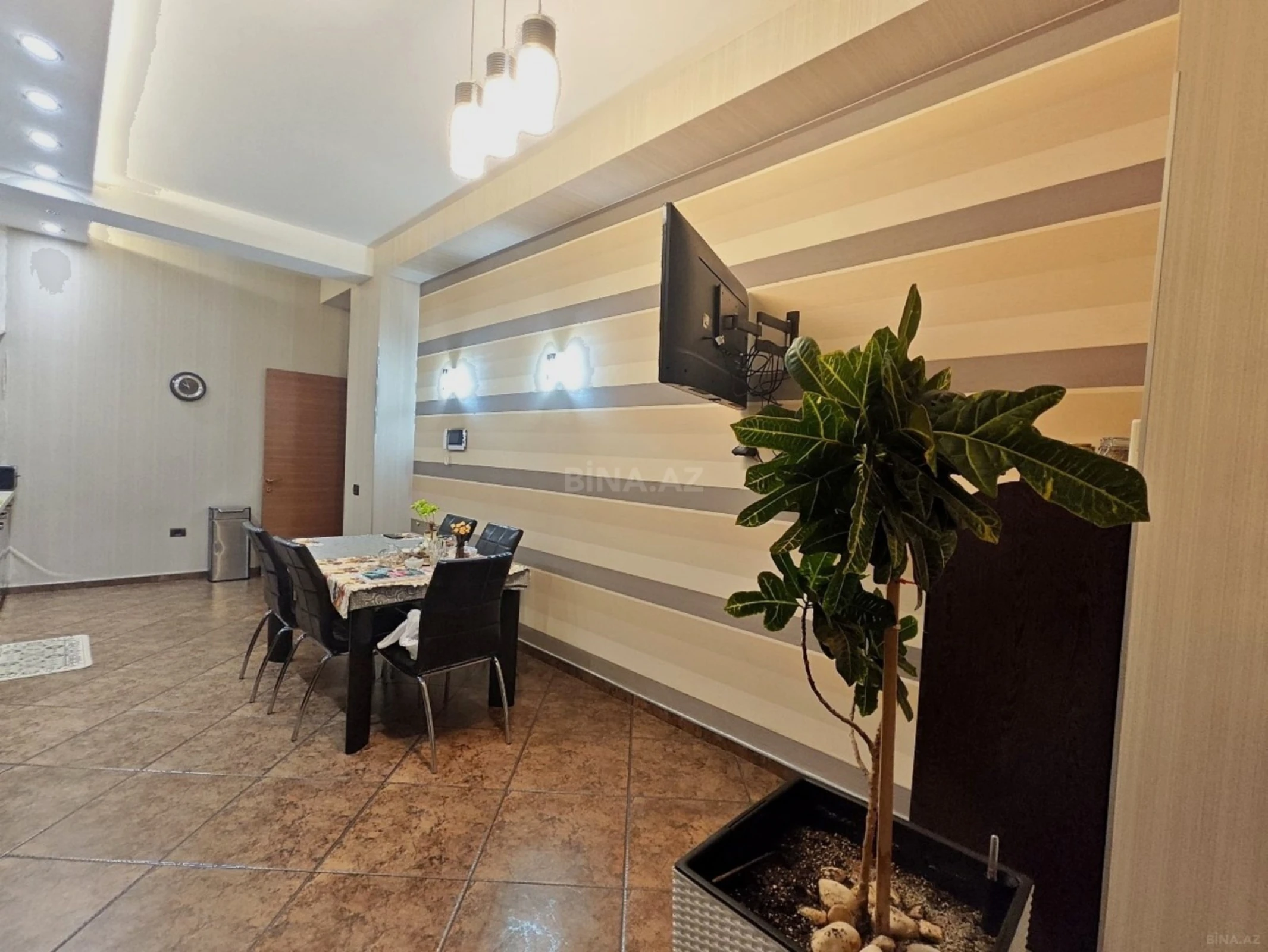 Satılır 4 otaqlı mənzil 196 m²