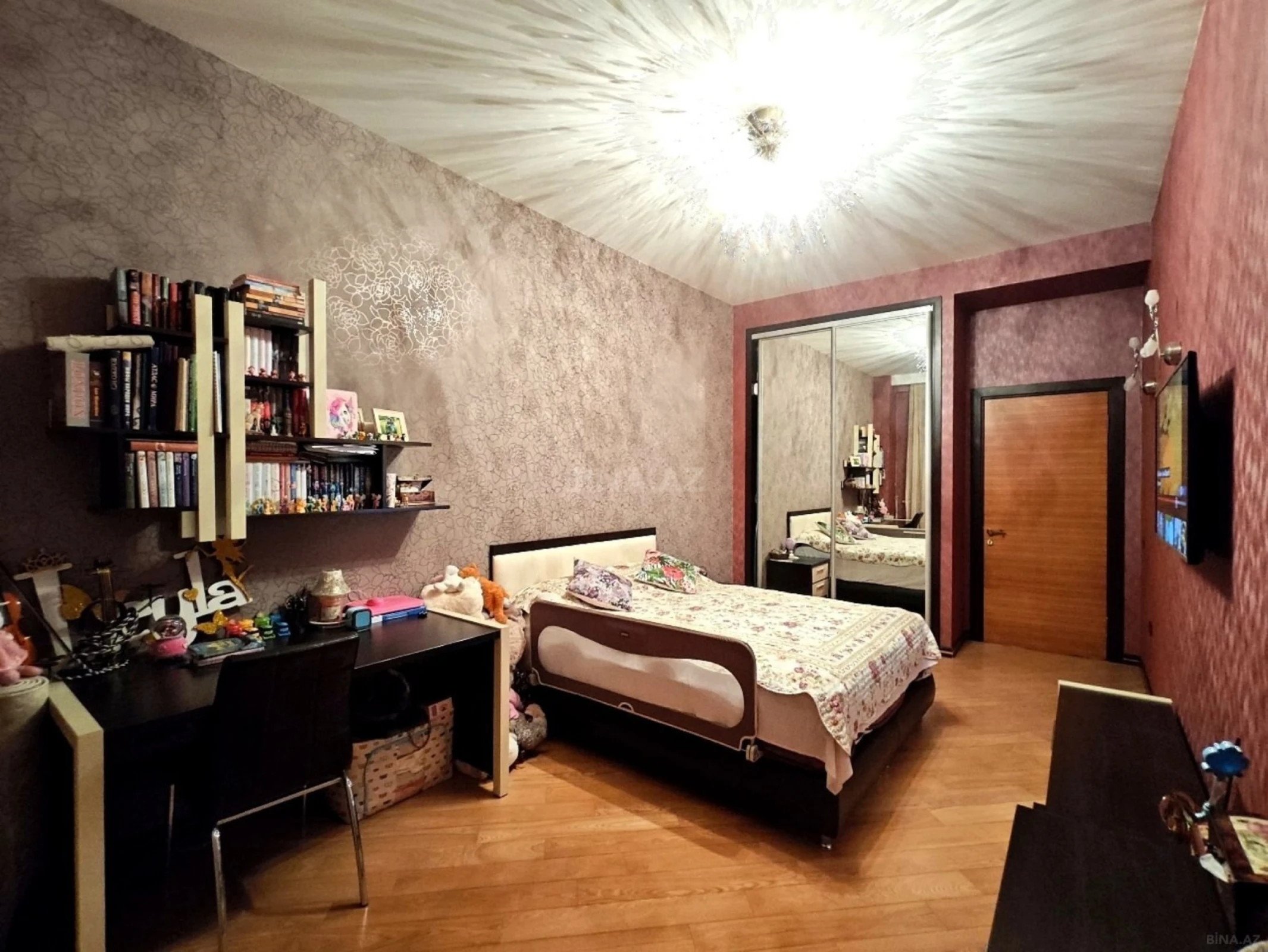 Satılır 4 otaqlı mənzil 196 m²