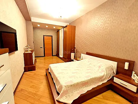 Satılır 4 otaqlı mənzil 196 m²