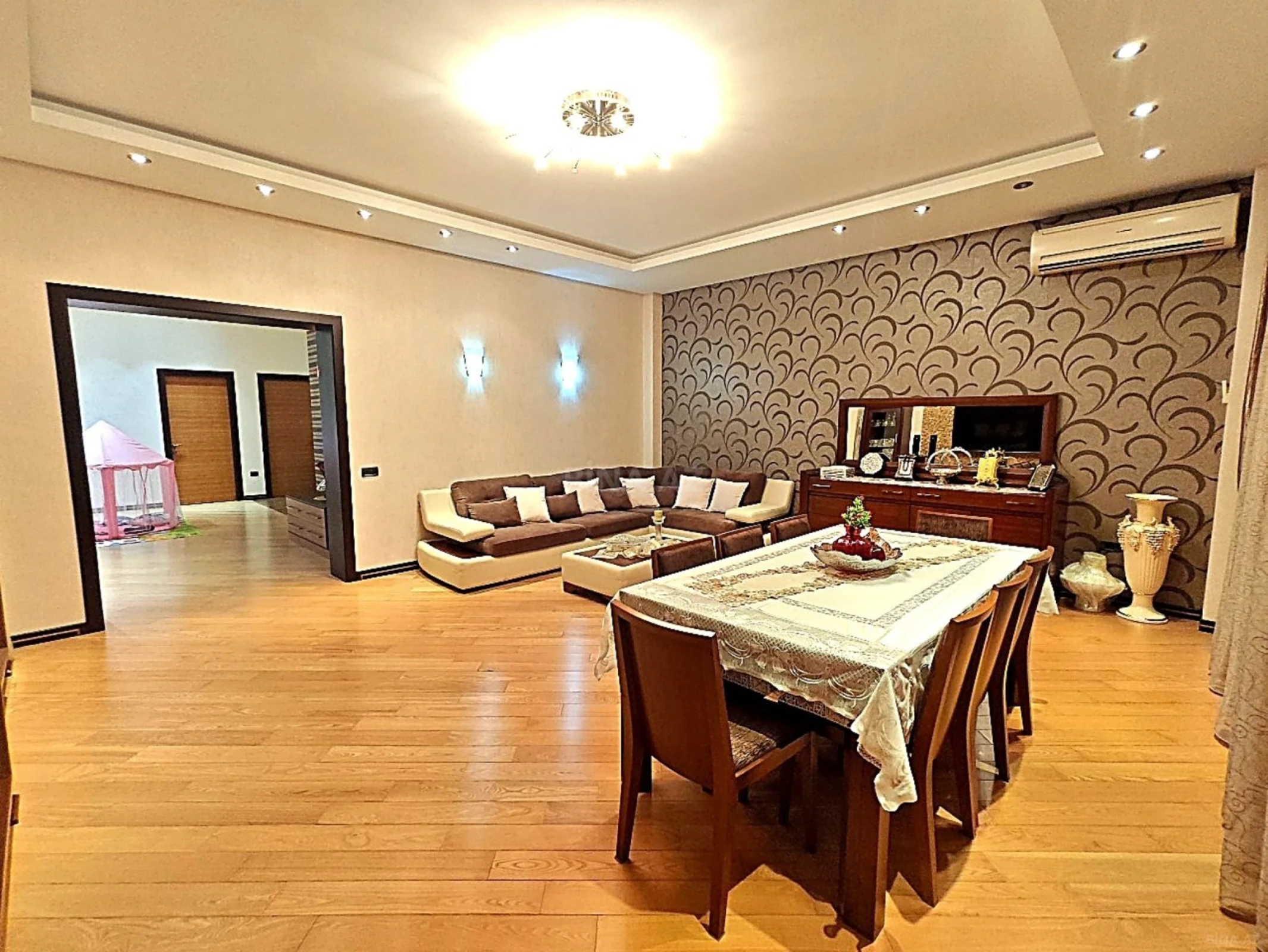 Satılır 4 otaqlı mənzil 196 m²