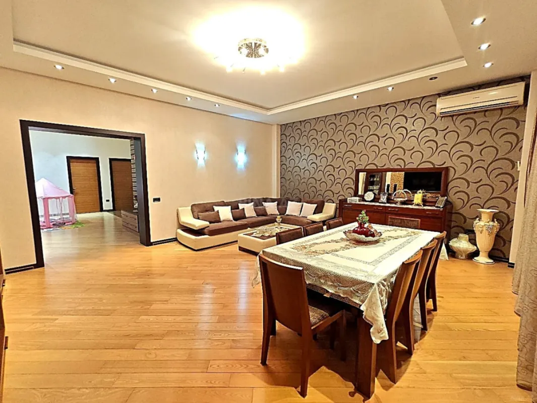Satılır 4 otaqlı mənzil 196 m²