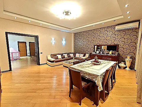 Satılır 4 otaqlı mənzil 196 m²