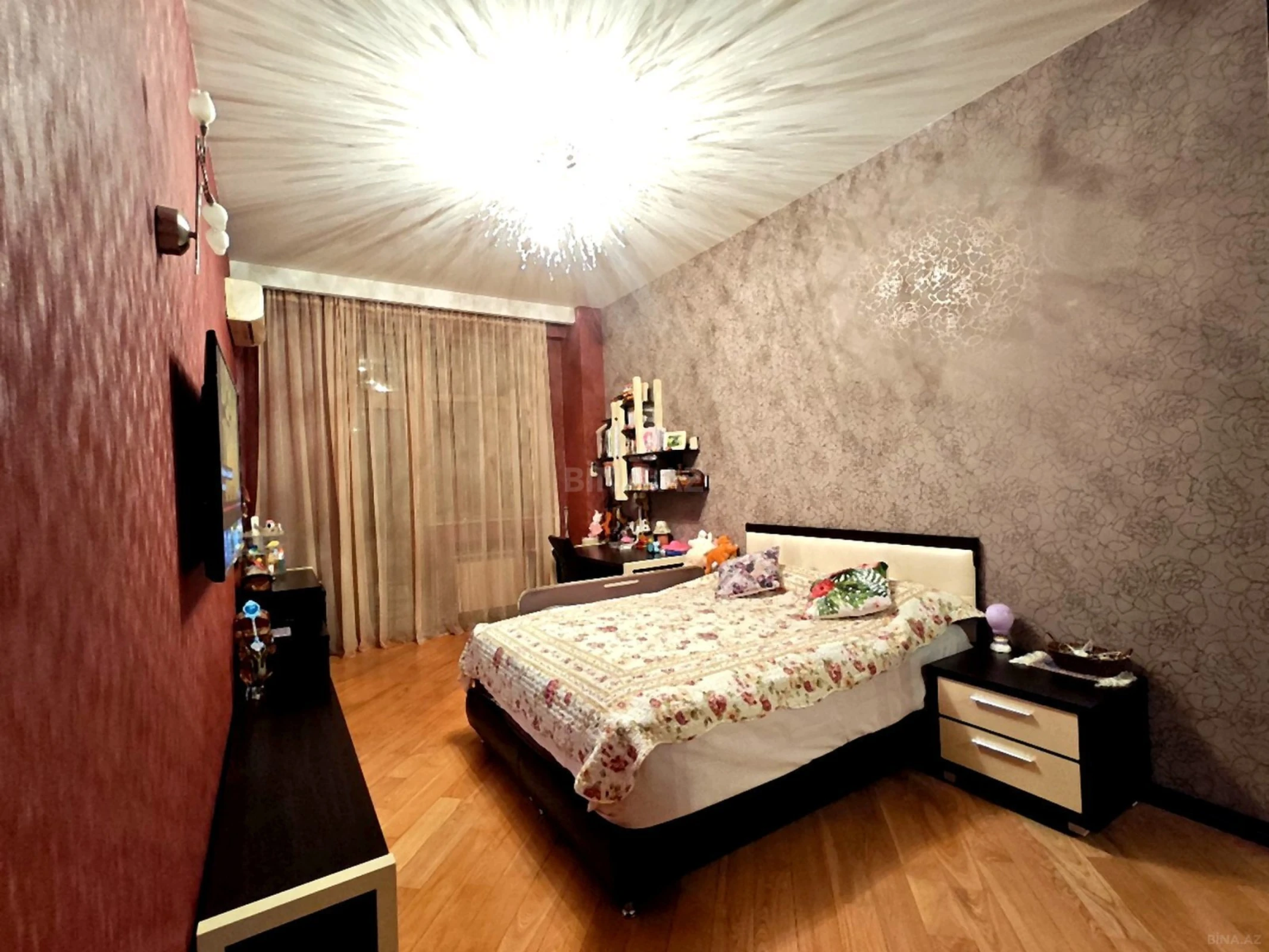 Satılır 4 otaqlı mənzil 196 m²