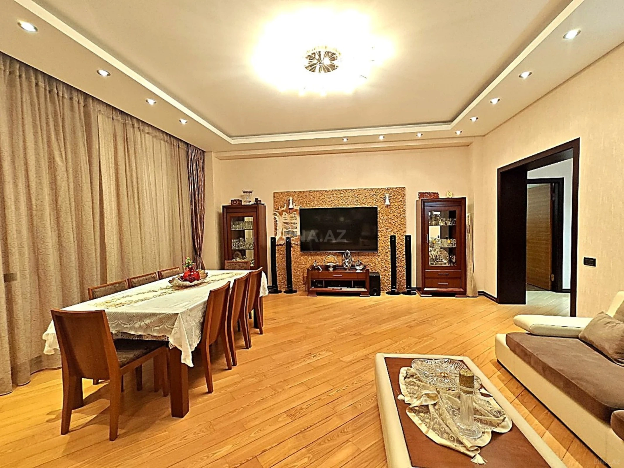 Satılır 4 otaqlı mənzil 196 m²