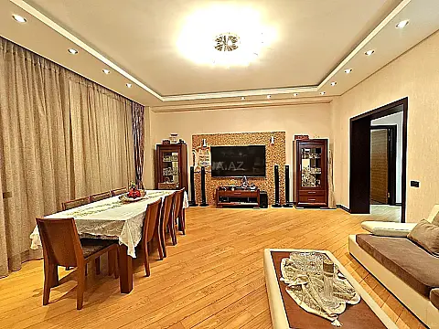 Satılır 4 otaqlı mənzil 196 m²