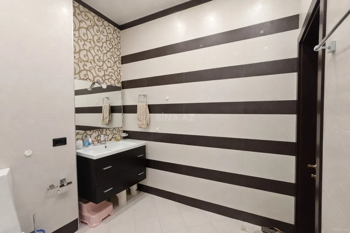 Satılır 4 otaqlı mənzil 196 m²