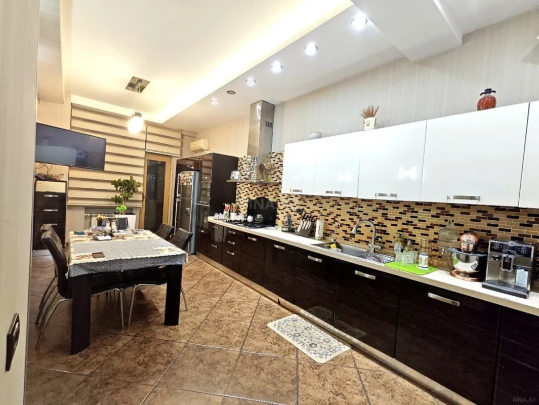 Satılır 4 otaqlı mənzil 196 m²