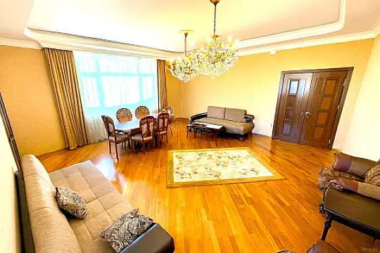 Satılır 3 otaqlı mənzil 140 m² — Bakı, Nizami 3 otaq 140.00 m²
