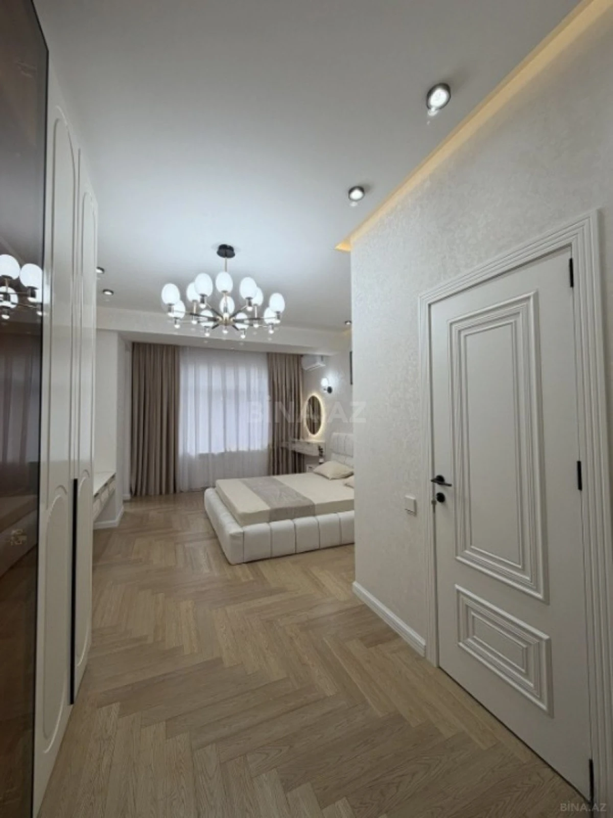 Satılır 3 otaqlı mənzil 135 m²