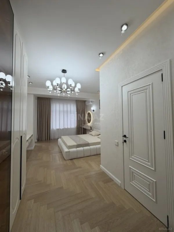 Satılır 3 otaqlı mənzil 135 m²