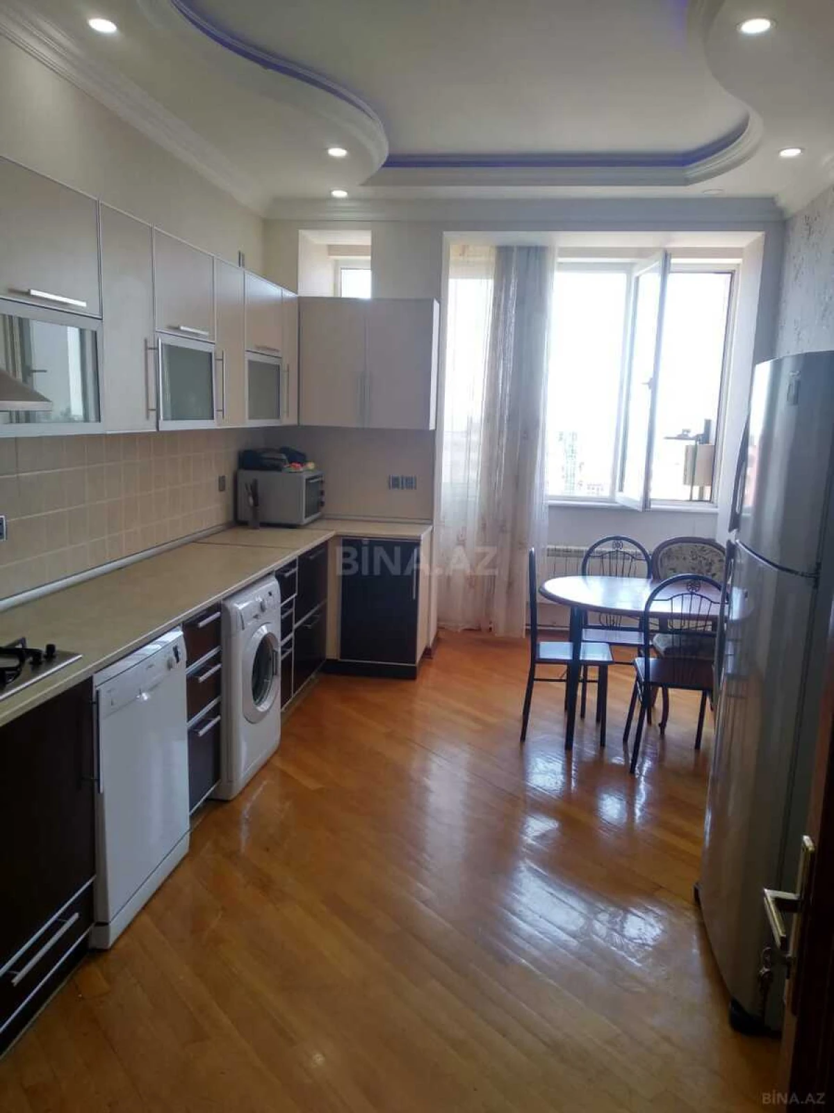 Satılır 3 otaqlı mənzil 130 m²