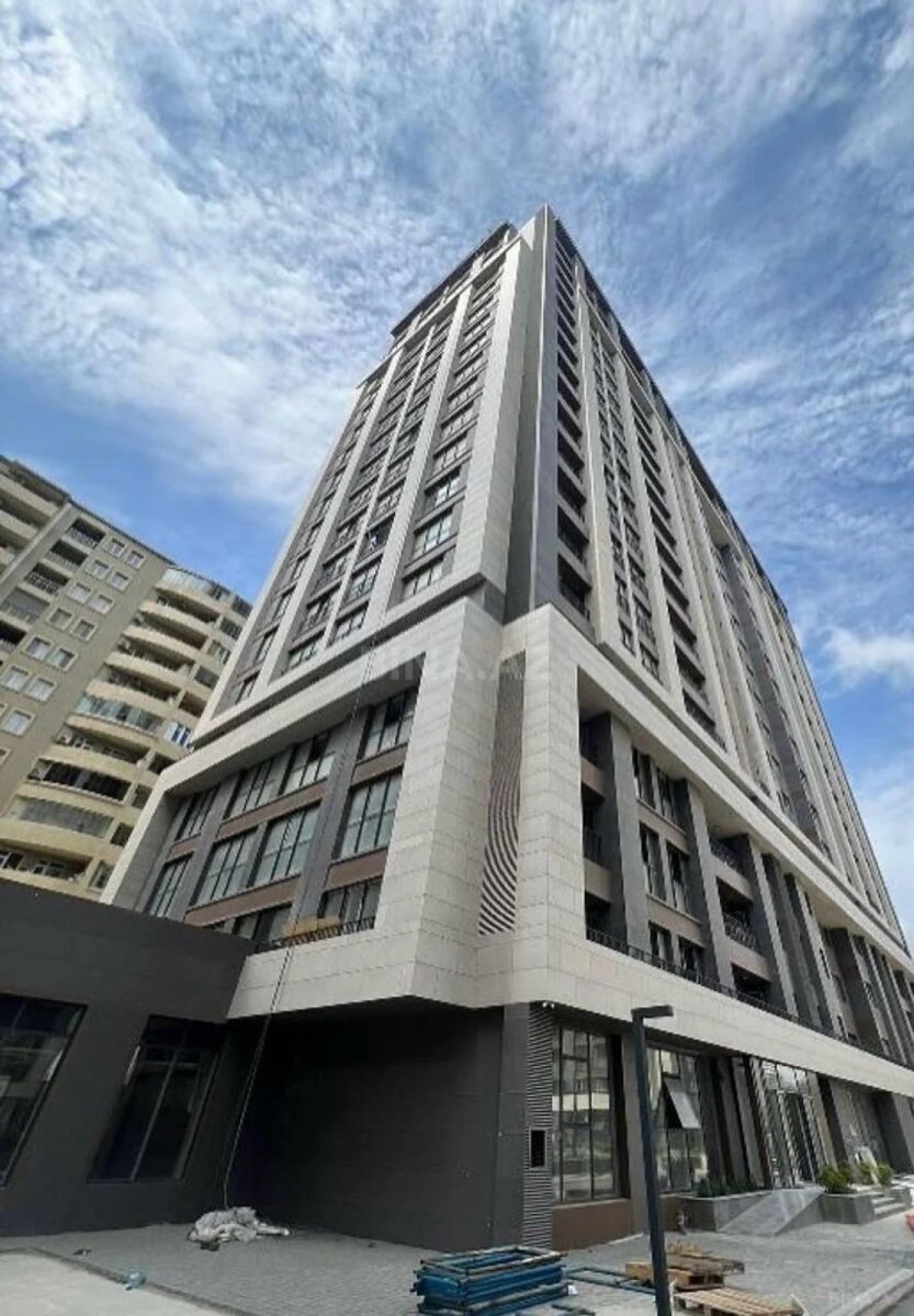 Satılır 3 otaqlı mənzil 130 m²
