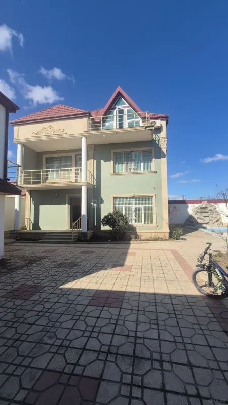 Satılır 8 otaqlı həyət evi 360 m²