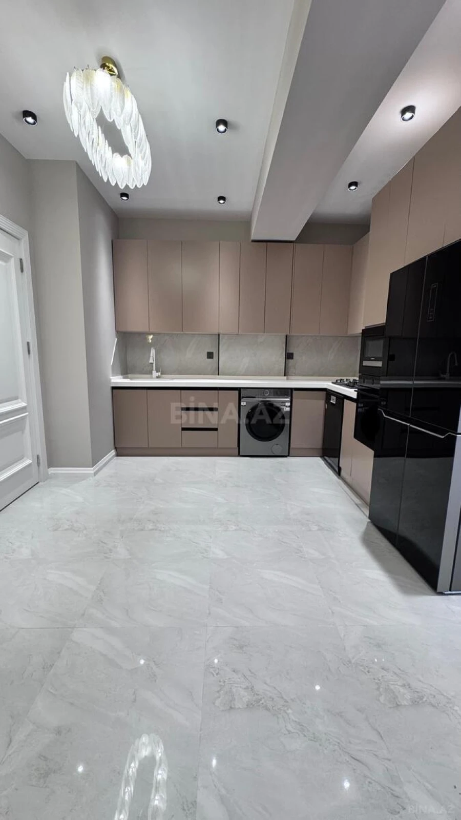 Satılır 4 otaqlı mənzil 138 m²