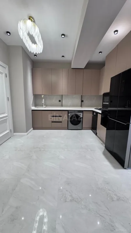 Satılır 4 otaqlı mənzil 138 m²