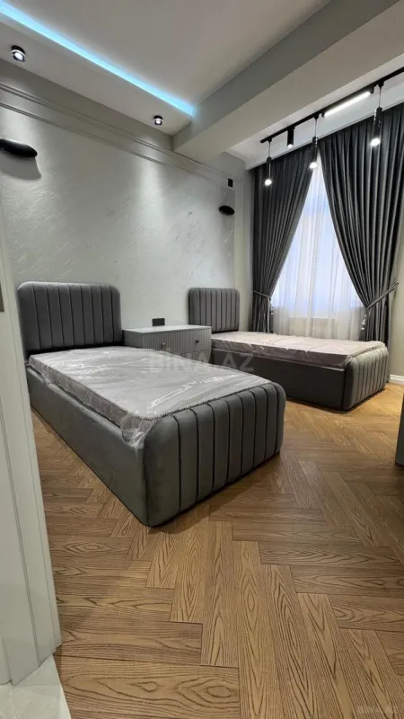 Satılır 4 otaqlı mənzil 138 m²