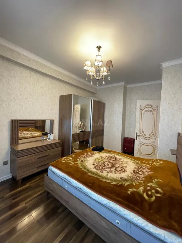 Satılır 4 otaqlı mənzil 135 m²
