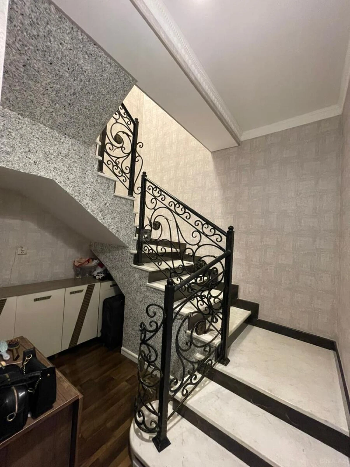 Satılır 4 otaqlı mənzil 135 m²