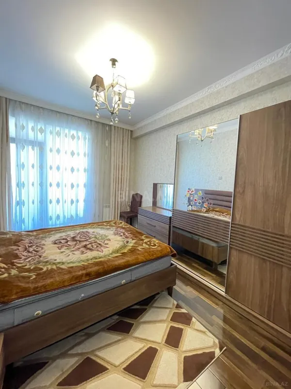 Satılır 4 otaqlı mənzil 135 m²
