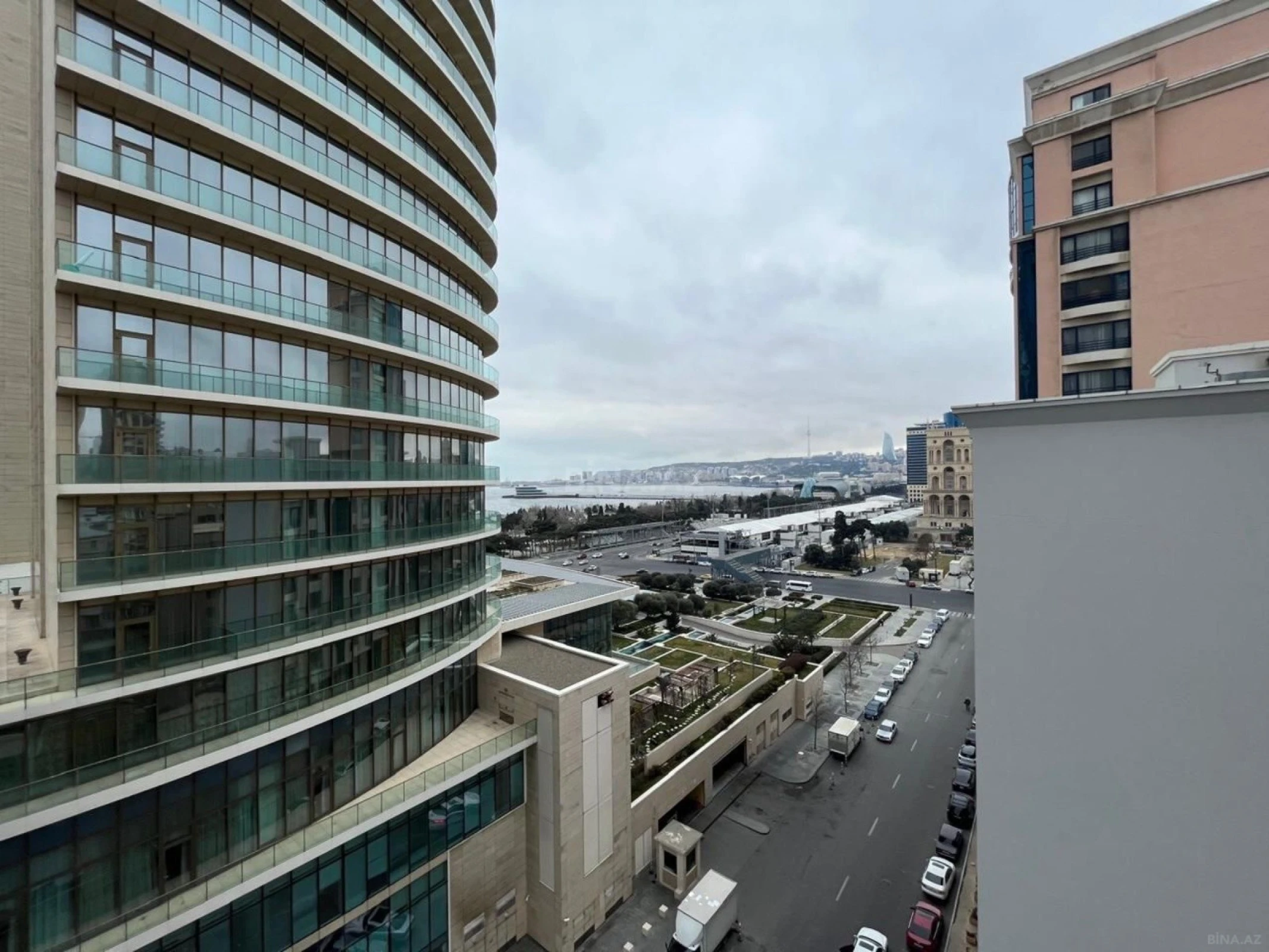 Satılır 4 otaqlı mənzil 240 m²