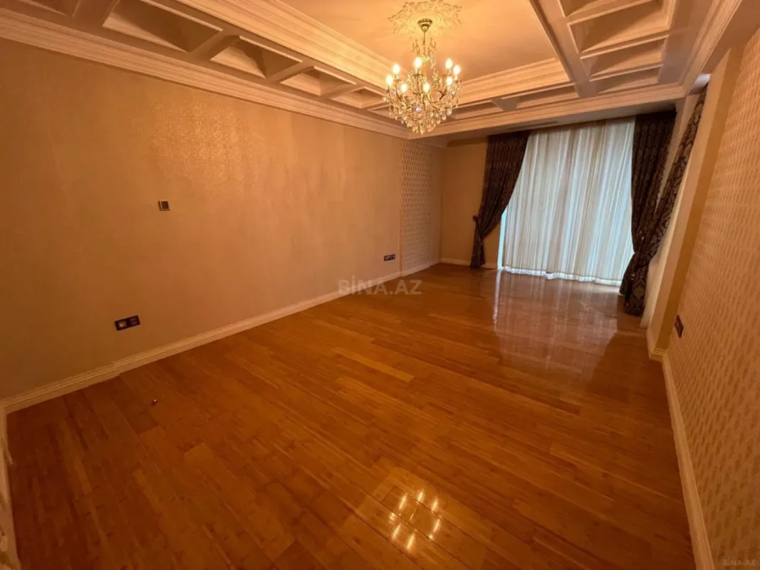 Satılır 4 otaqlı mənzil 240 m²