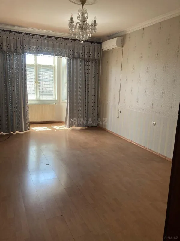 Satılır 8 otaqlı həyət evi 285.8 m²