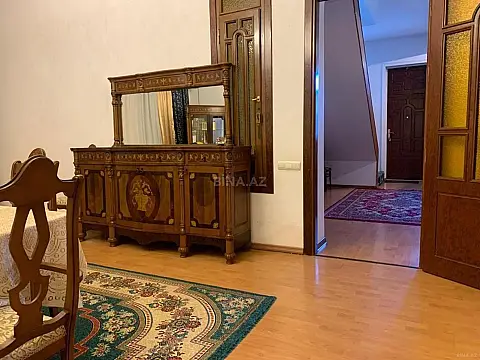 Satılır 8 otaqlı həyət evi 285.8 m²