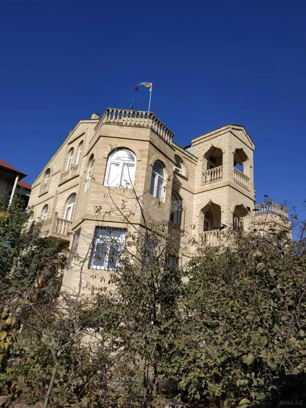 Satılır 10 otaqlı həyət evi 850 m²