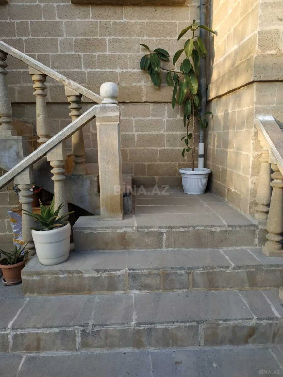 Satılır 10 otaqlı həyət evi 850 m²