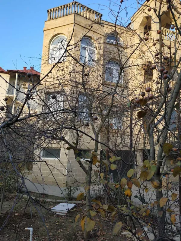 Satılır 10 otaqlı həyət evi 850 m²