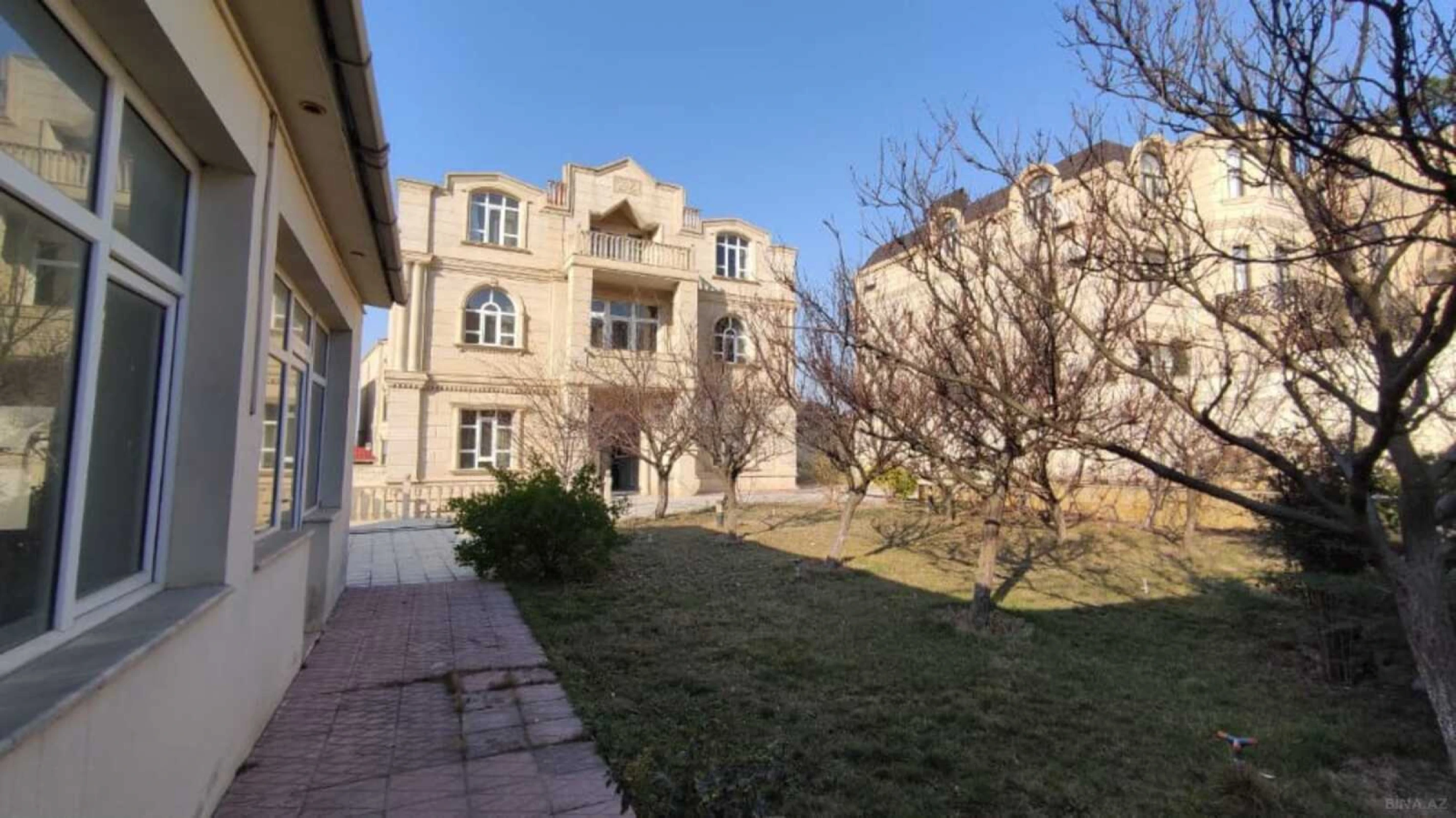 Satılır 8 otaqlı həyət evi 250 m²