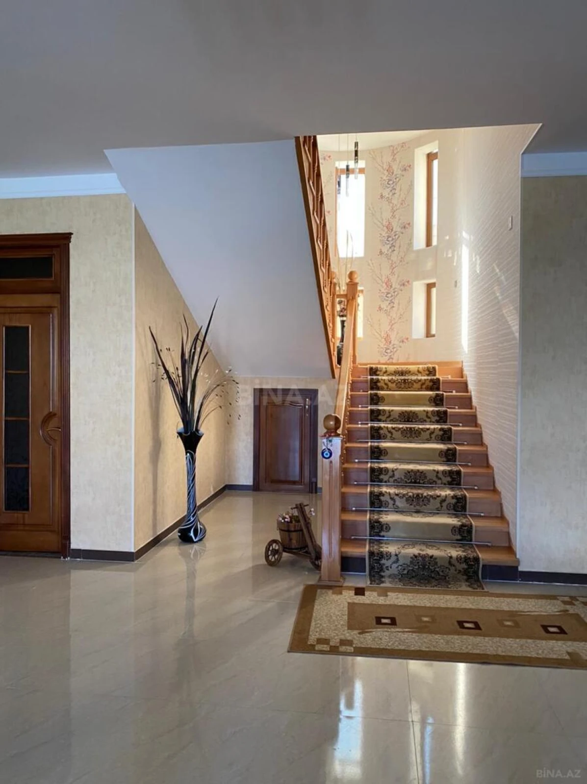 Satılır 12 otaqlı həyət evi 850 m²