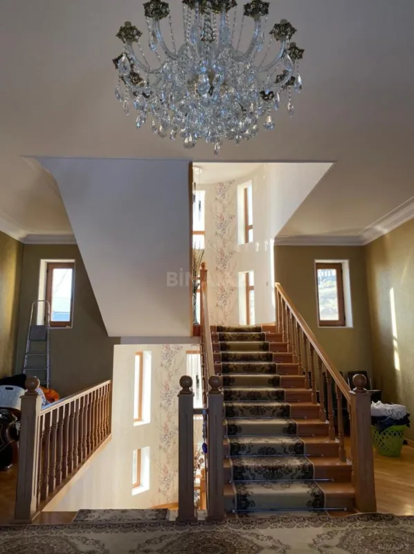 Satılır 12 otaqlı həyət evi 850 m²
