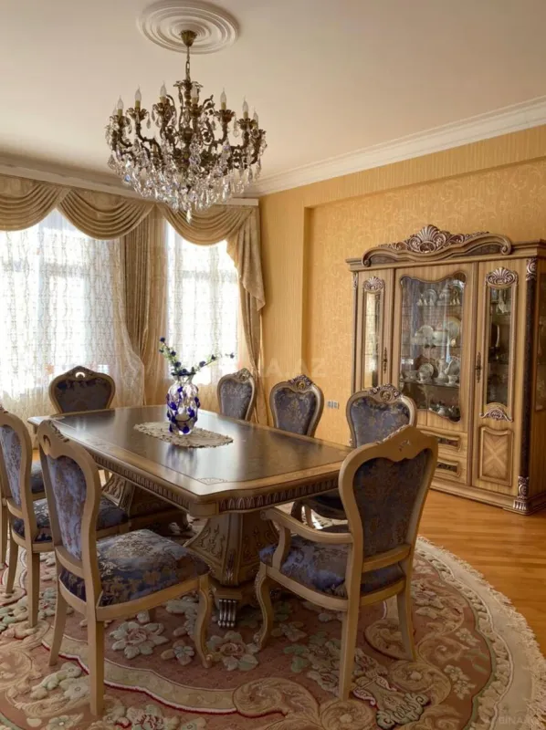 Satılır 12 otaqlı həyət evi 850 m²