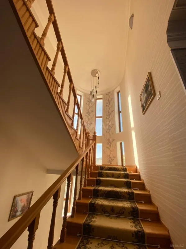 Satılır 12 otaqlı həyət evi 850 m²
