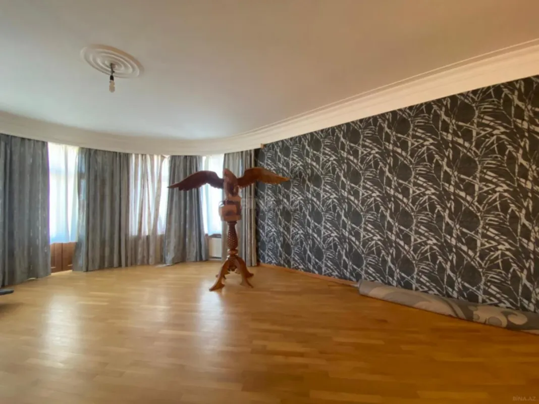 Satılır 12 otaqlı həyət evi 850 m²