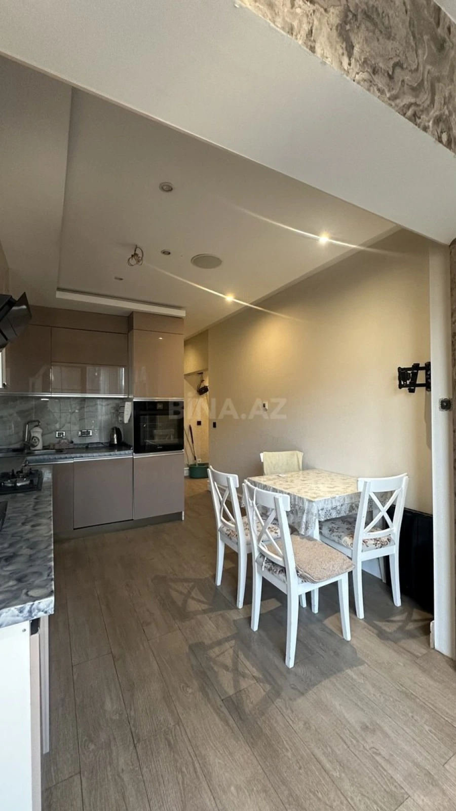 Kirayə verilir 2 otaqlı mənzil 70 m²