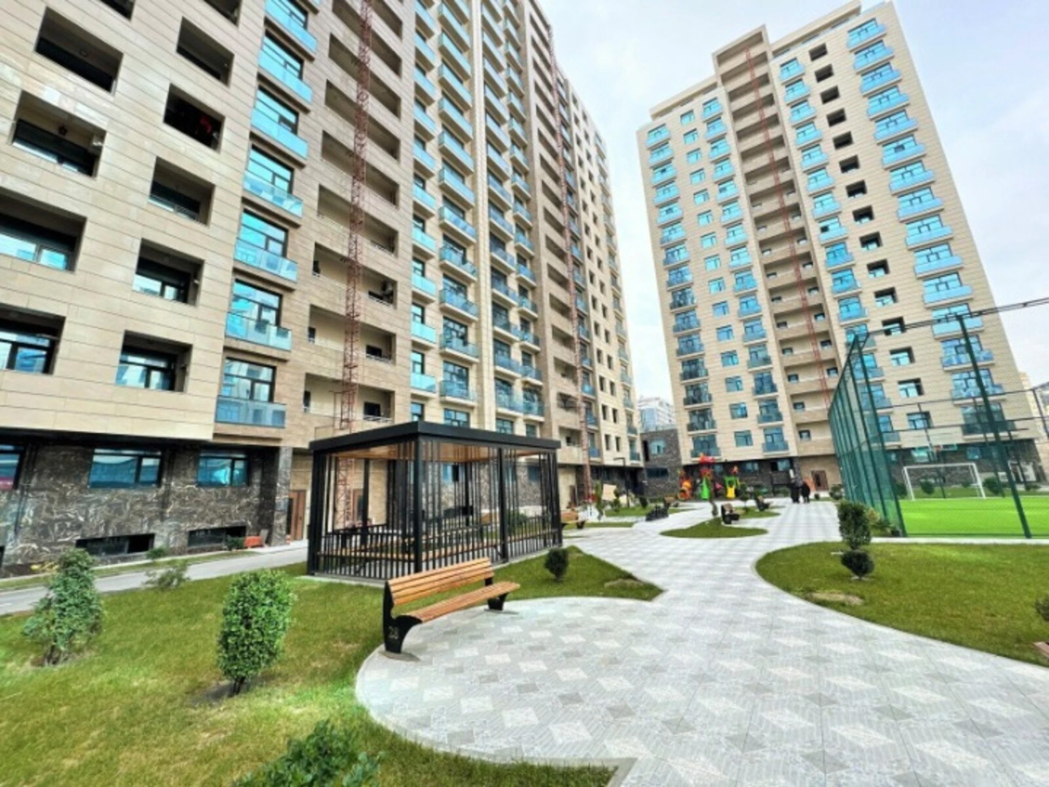 Satılır 4 otaqlı mənzil 195 m²