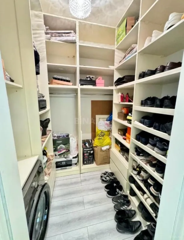 Satılır 4 otaqlı mənzil 230.7 m²